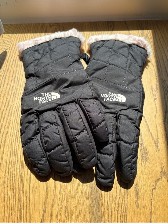The North Face Accessories - NORTH FACE | Black Quilted Gloves with Light Pink Fur Cuffs
